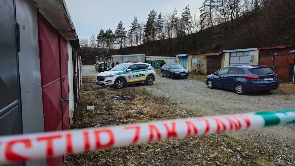 Záhadná smrť muža a ženy v garážach pri Prešove.