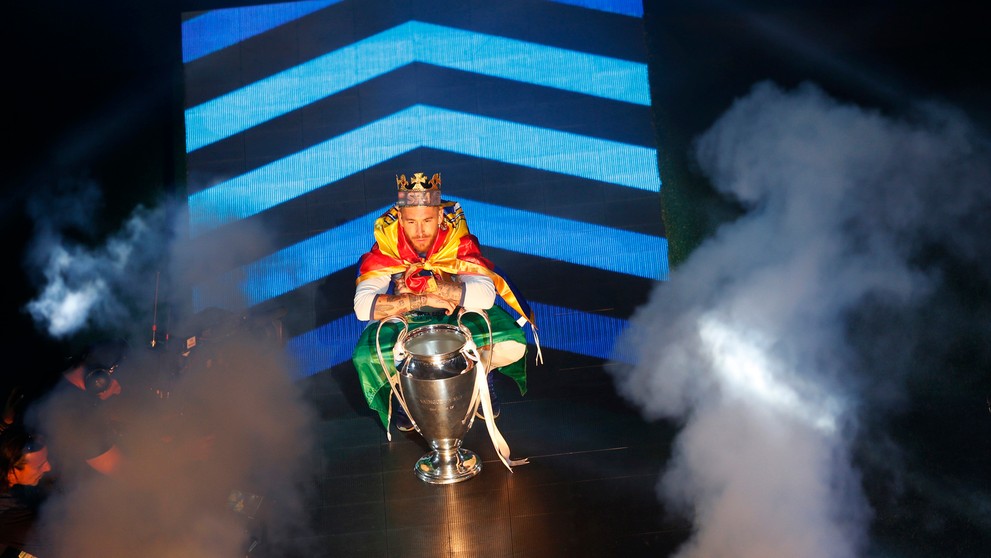 Sergio Ramos pózuje s trofejou pre víťaza LM.