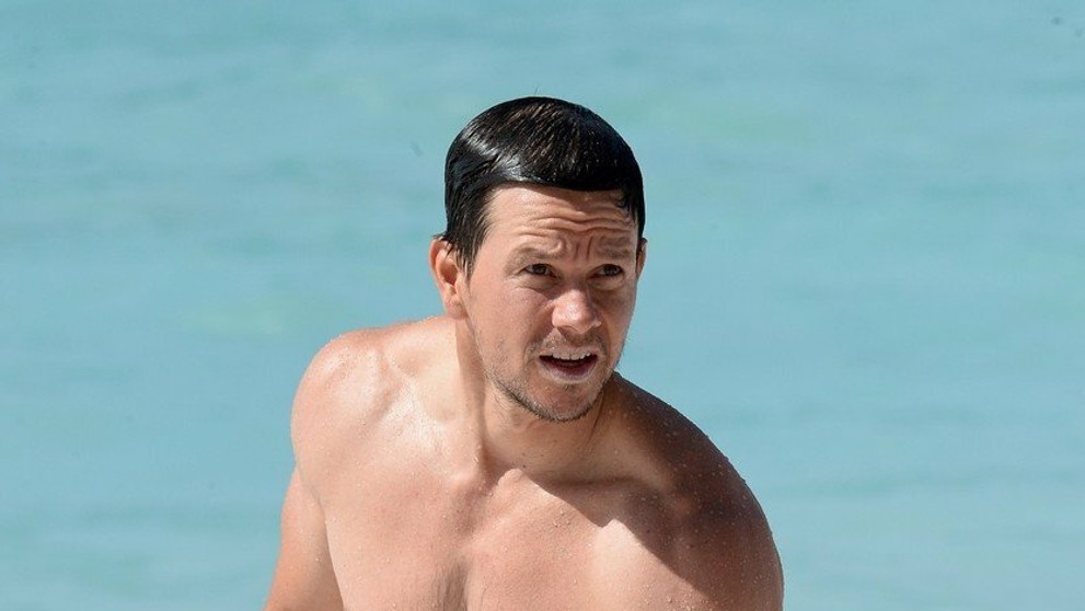 Mark Wahlberg ukázal na Barbadose vypracovanú postavu
