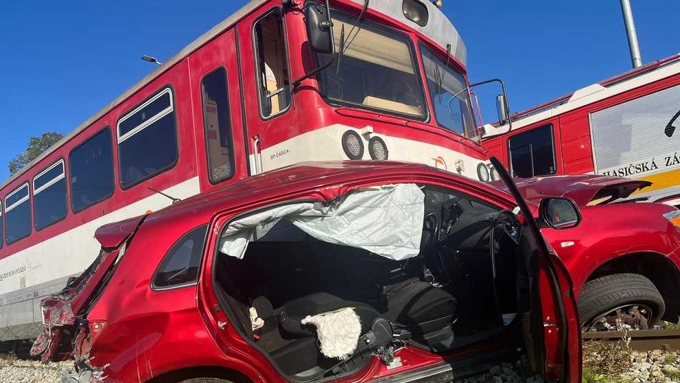 Zrážka osobného auta a vlaku smerujúceho do Nižného Kelčova.