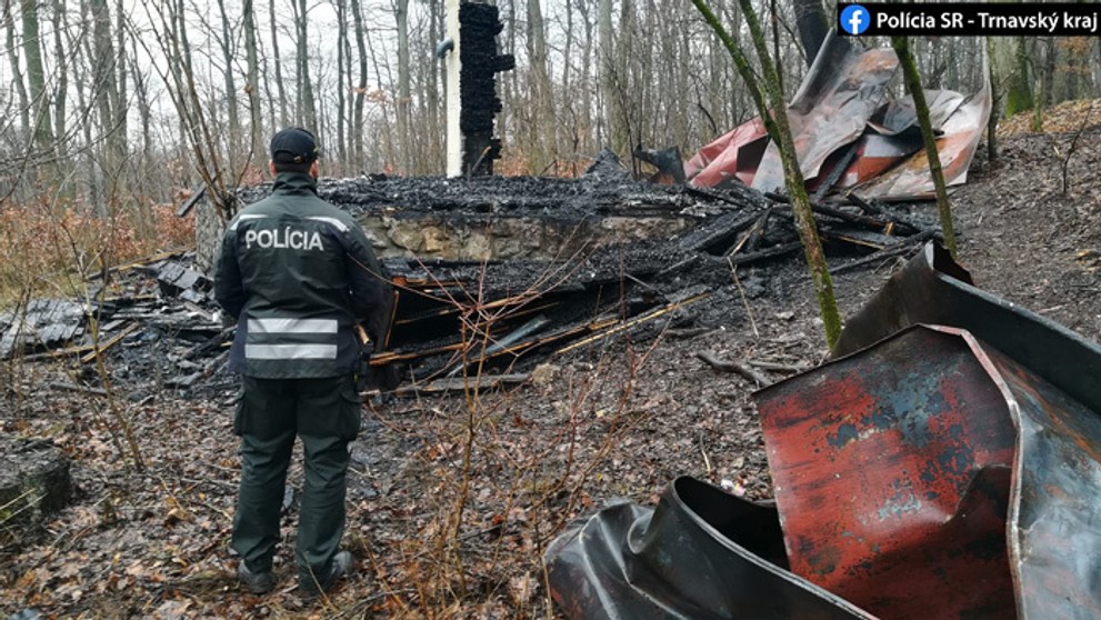 Zhorenisko po požiari neobývanej rekreačnej chatky v Smoleniciach.
