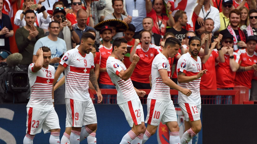 Švajčiar Fabian Schär (uprostred) sa teší z gólu počas zápasu medzi Albánskom a Švajčiarskom na ME vo futbale.