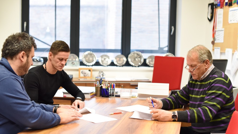 Róbert Jež podpisuje zmluvu so Spartakom Trnava.