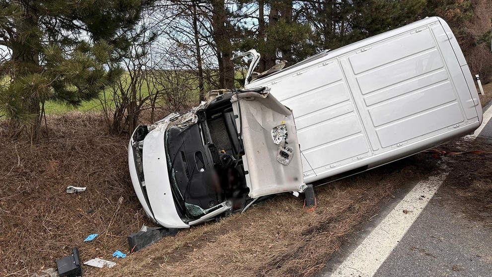Mikrobus sa prevrátil na bok.