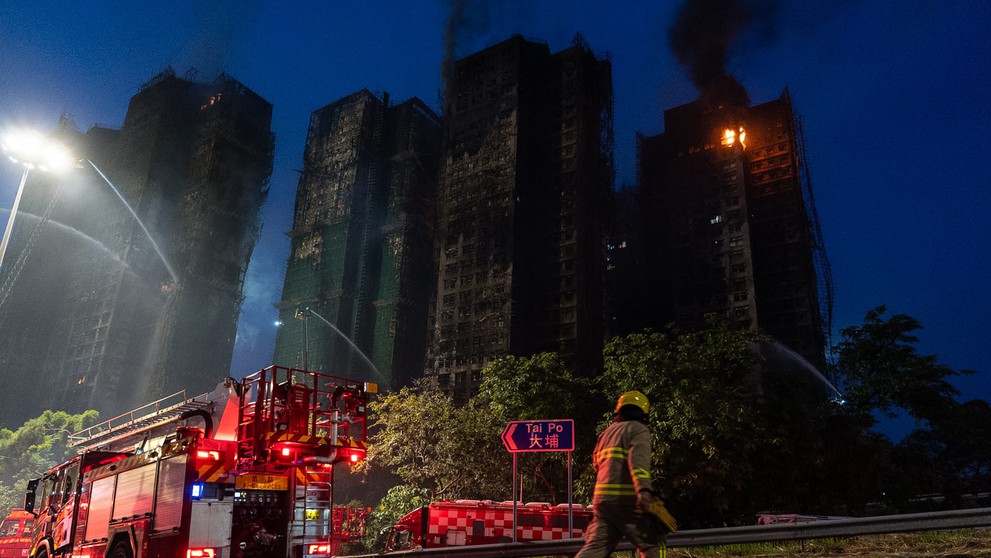 Požiar v bytovom komplexe v Hongkongu