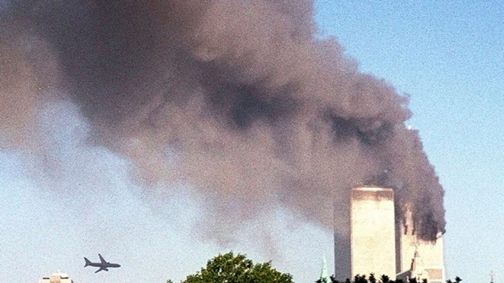 Na snímke z 11. septembra 2001 lietadlo letí krátko pred narazením do druhej veže (vľavo) Svetového obchodného centra.