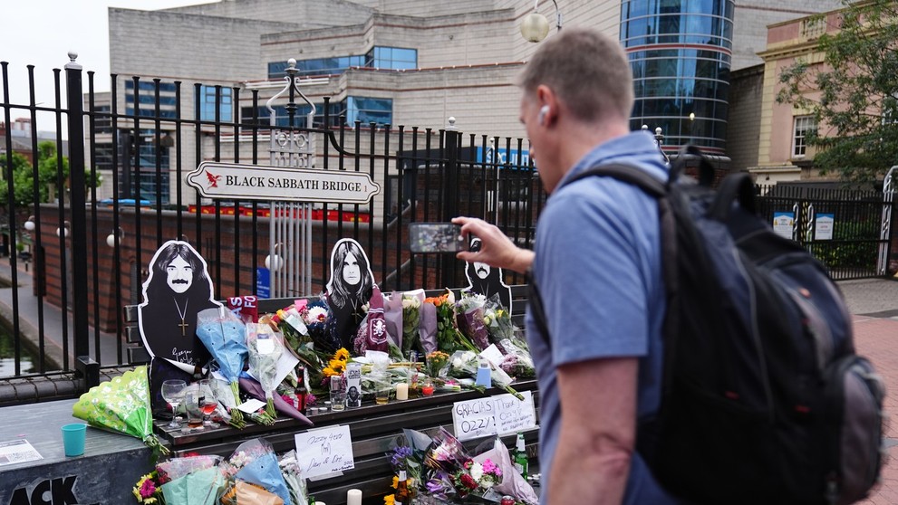 Fanúšik pri nápise Black Sabbath Bridge