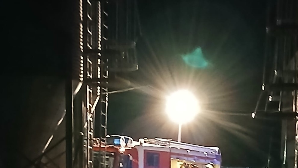 Hasiči vynášali z horiacej haly pri Pezinku stovky prasiatok.