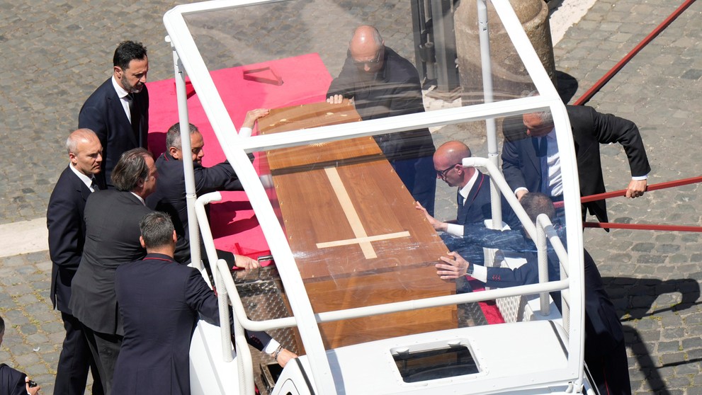 Prevoz pápežovej rakvy do Baziliky Santa Maria Maggiore