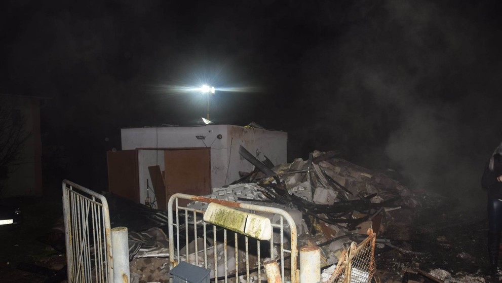 Dom zrovnalo so zemou.