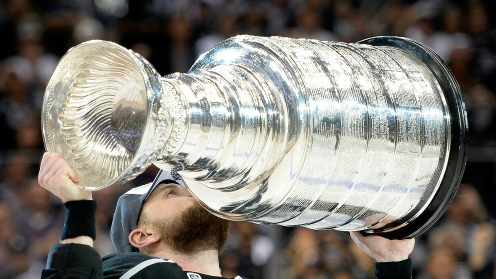 Marián Gáborík dvíha nad hlavu vytúžený Stanleyho pohár.