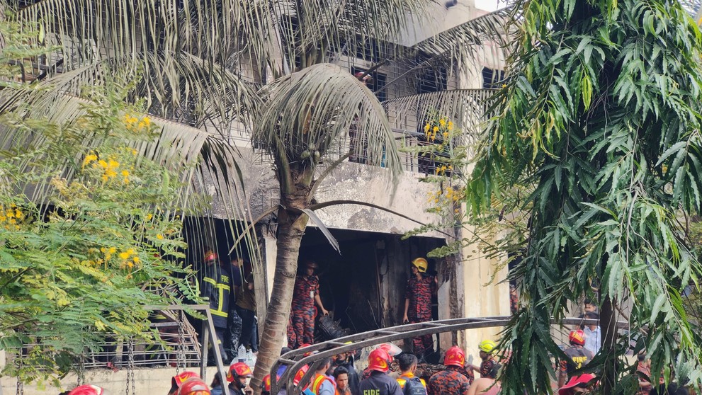 Do areálu školy v Dháke sa zrútilo armádne lietadlo.