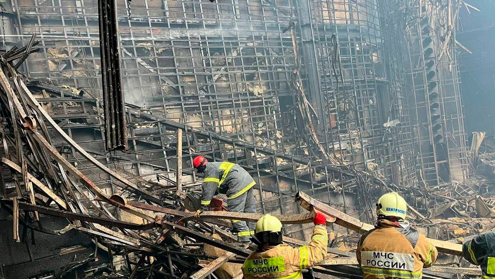 Záchranári pracujú vo vnútri koncertnej haly Crocus. 