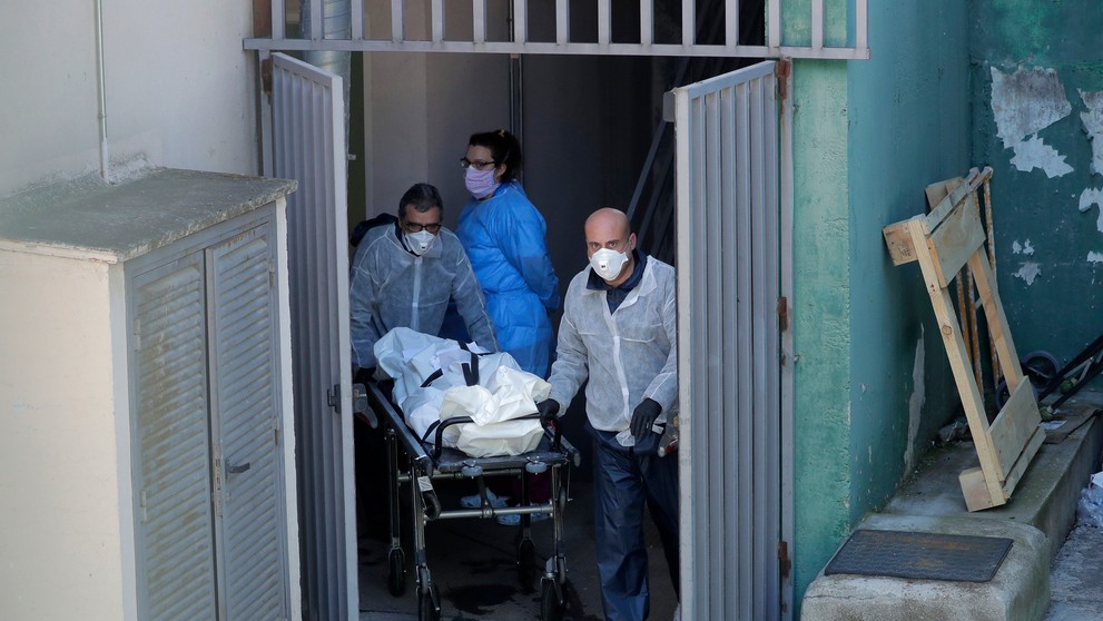 Kňaz v Madride vykonáva pohrebný obrad obete nového koronavírusu aj za prítomnosti pozostalých.