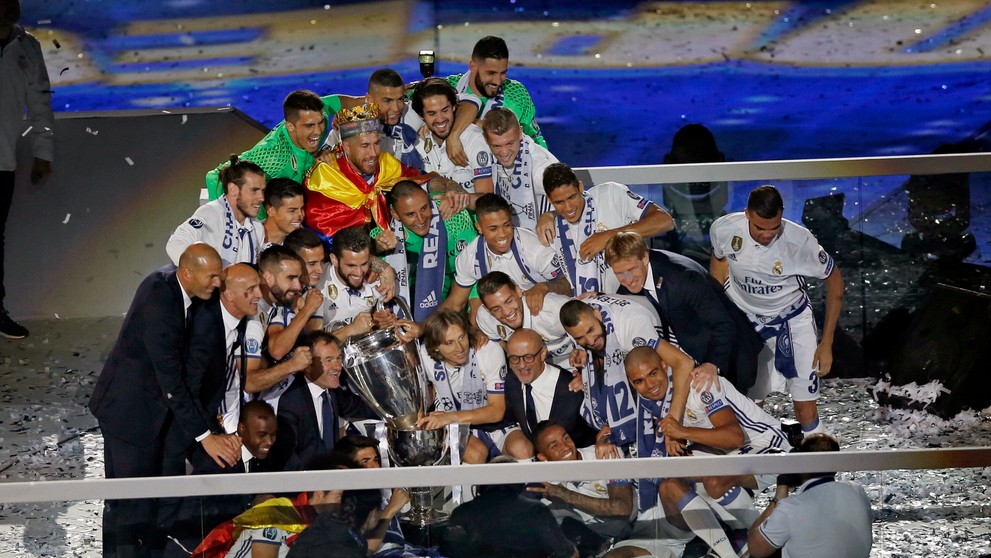 Hráči Realu pózujú s trofejou pre víťaza LM.