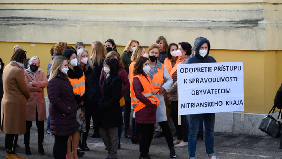 Protest sudcov a zamestnancov Krajského súdu v Nitre pred jeho sídlom.