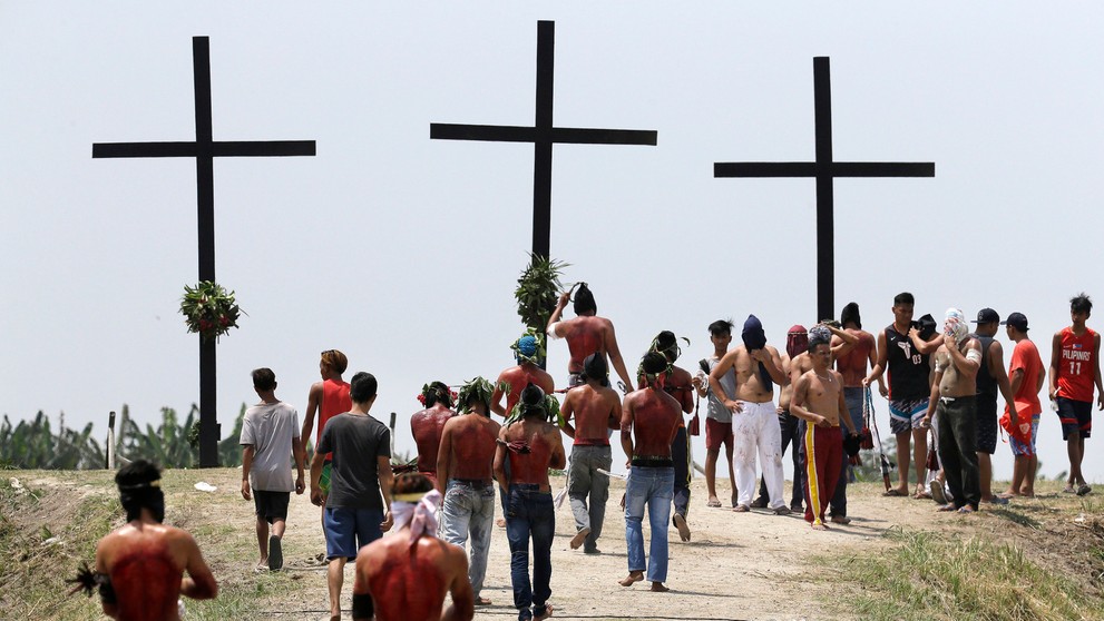 Ukrižovanie na Filipínach podľa vzoru Ježiša Krista. 