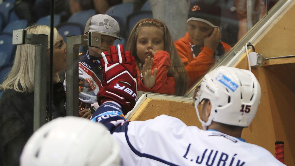Zvolenčan Lukáš Jurík sa zdraví s najmenšími divákmi pred zápasom s Novými Zámkami.