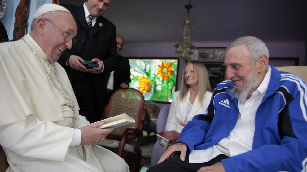 Na snímke vľavo pápež František, vpravo bývalý kubánsky revolučný vodca a prezident Fidel Castro