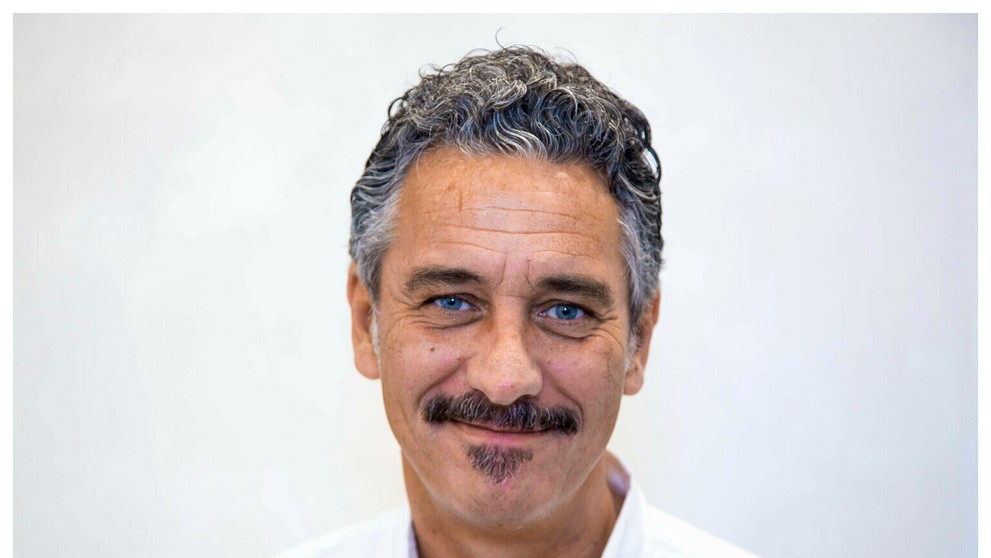 Americký prezident Donald Trump drží v rukách denník New York Post pred podpisom výkonného nariadenia.