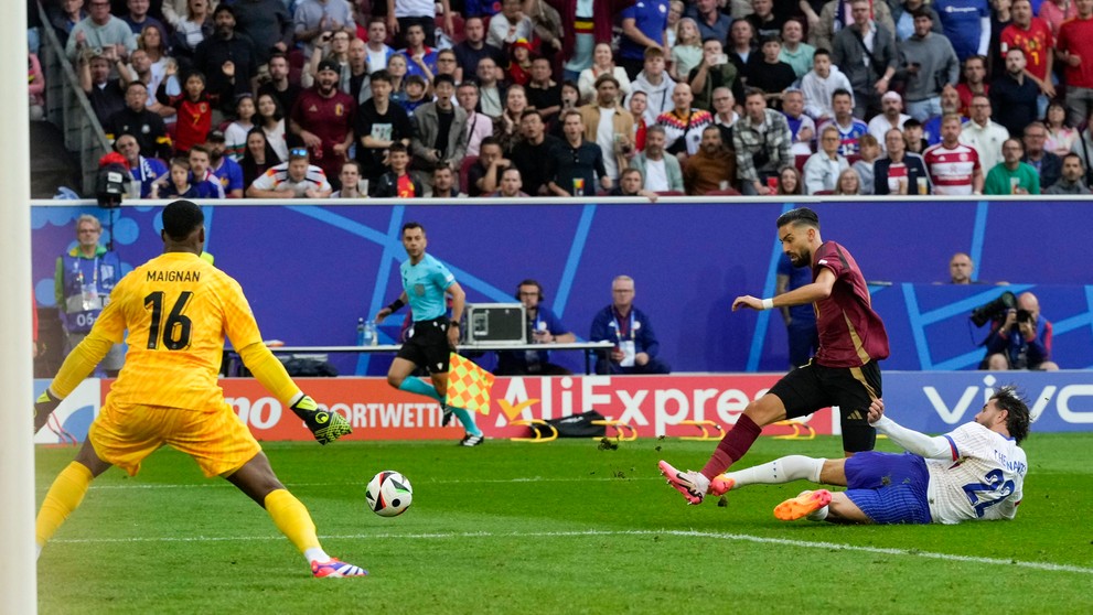 Belgičan Yannick Carrasco v šanci pred bránkou Francúzska v osemfinále ME 2024.