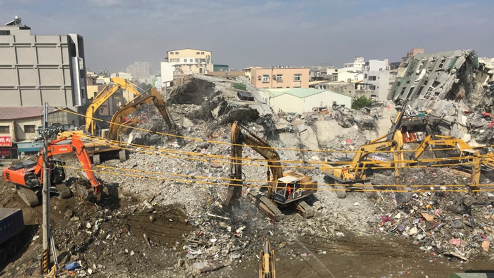 Trosky zrútenej budovy po zemetrasení na Taiwane.