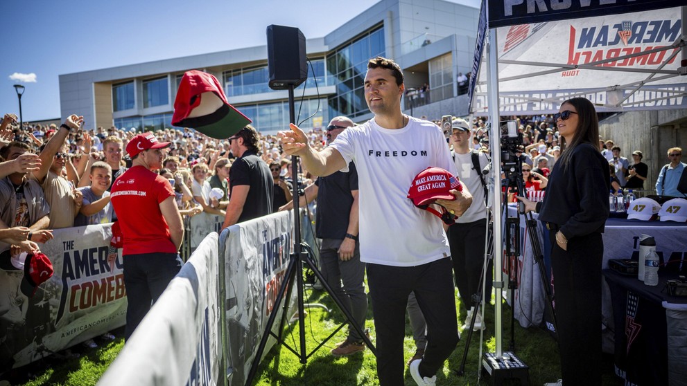 Zastrelili slávneho konzervatívneho aktivistu Charlieho Kirka