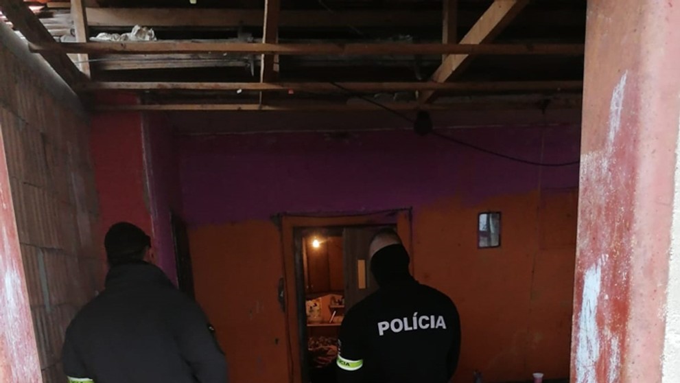 Polícia v obci pri Komárne, kde nútili tínedžerku k sobášu.