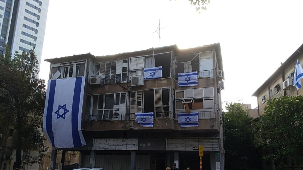 Poškodená budova na predmestí Tel Avivu po raketovom útoku z Pásma Gazy.