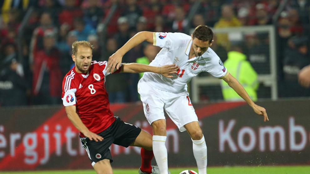  Srbský hráč Nemanja Matič (vpravo) v súboji  s Albáncom Migjenom Bashom v kvalifikácii na ME 2016.