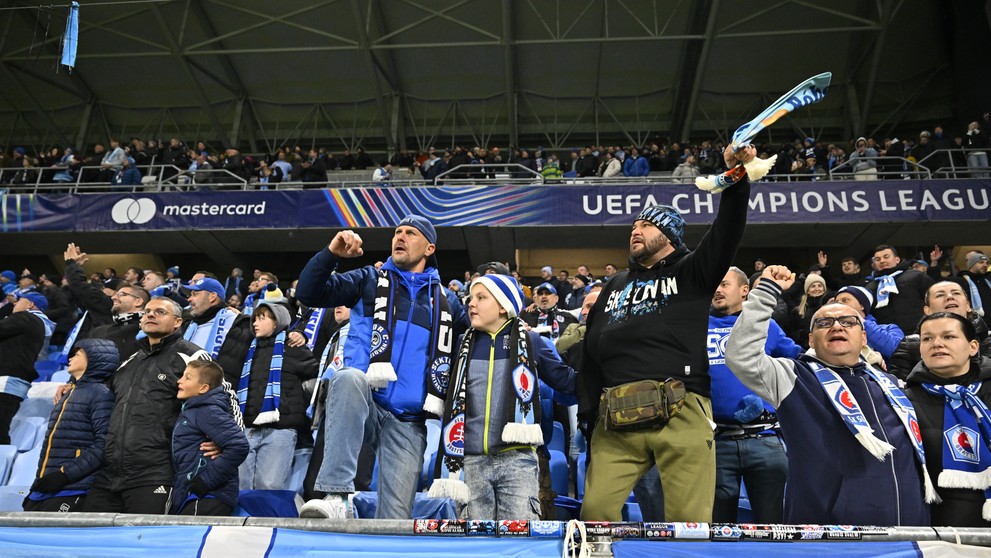 Na snímke fanúšikovia Slovana reagujú po prehre 1:4.