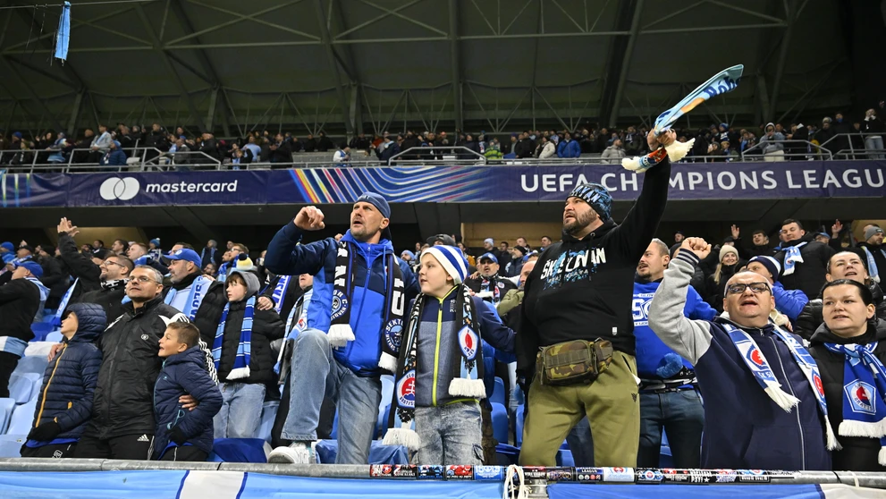 Na snímke fanúšikovia Slovana reagujú po prehre 1:4.