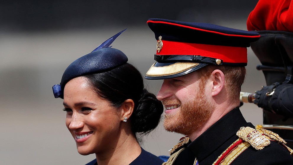 Meghan a Harry v sprievode.