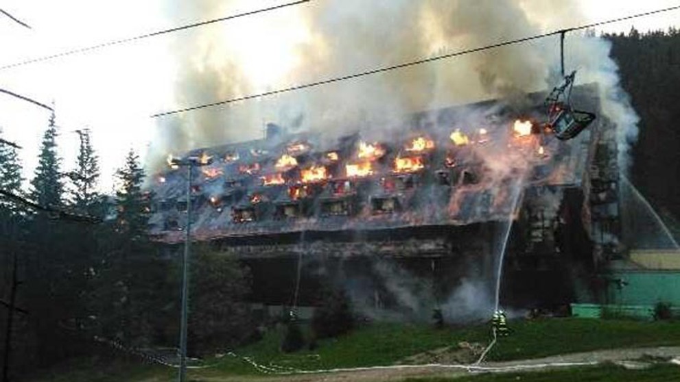 Pri požiari zomrel jeden muž, ďalších sedem ľudí je zranených.