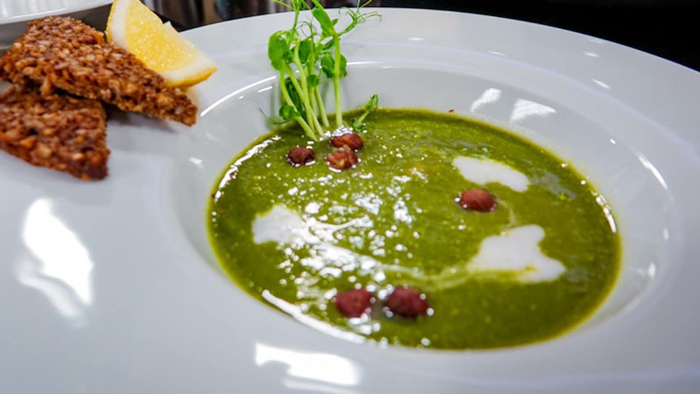 Polievka z pečeného karfiolu s pestom z medvedieho cesnaku s mandľami.