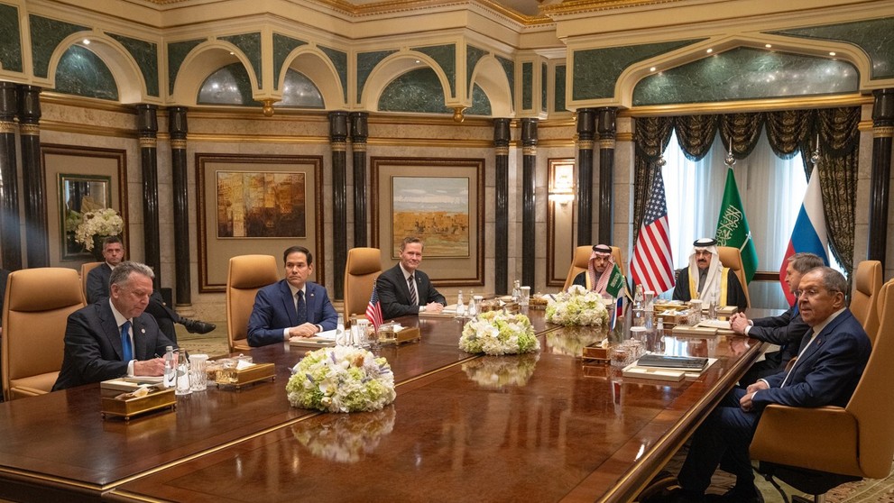 Delegácie USA a Ruska počas rokovania v Rijáde.