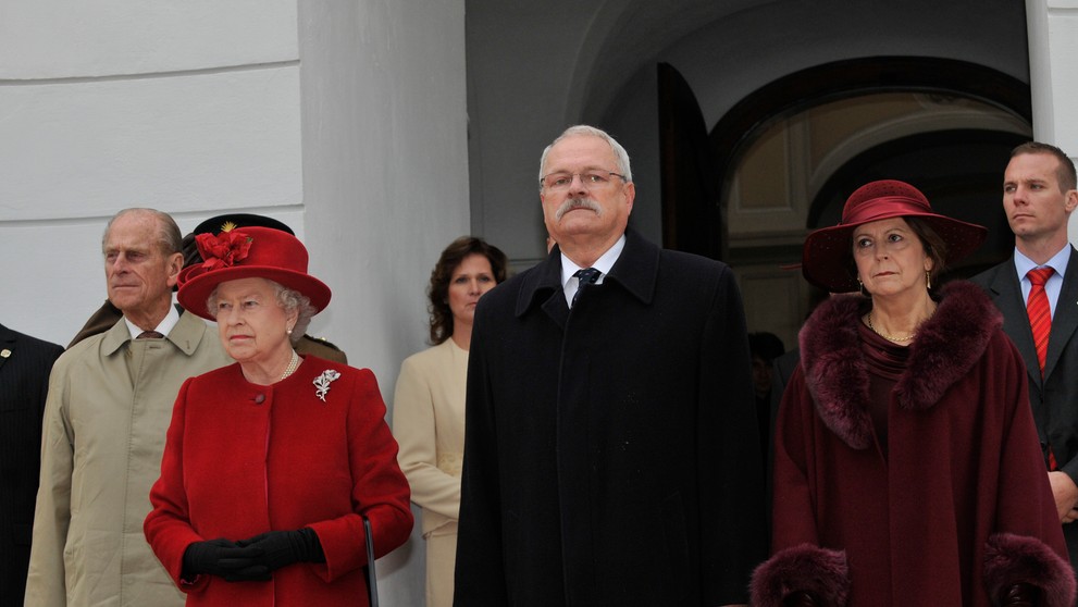 Kráľovná Alžbeta II. počas privítania pred Prezidentským palácom s Ivanom Gašparovičom, princ Philip stojí za ňou.