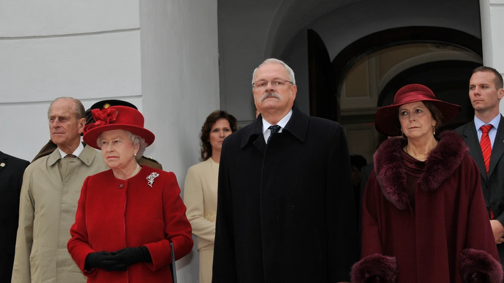 Kráľovná Alžbeta II. počas privítania pred Prezidentským palácom s Ivanom Gašparovičom, princ Philip stojí za ňou.