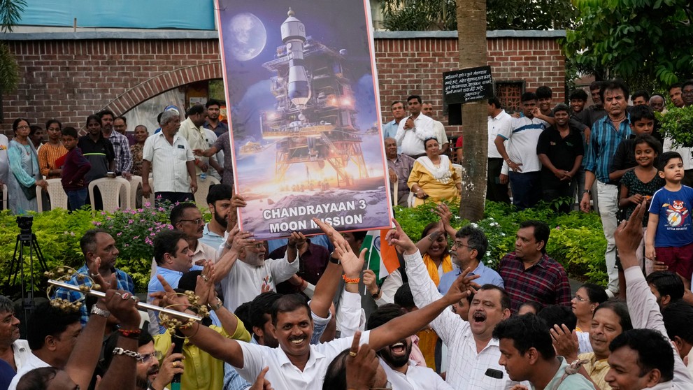 Indovia v Bombaji sa radujú z uspechu mesačnej misie.
