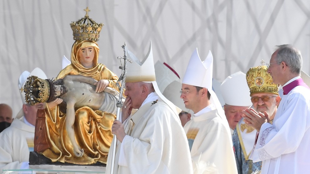 Na snímke pápež František odchádza po svätej omši