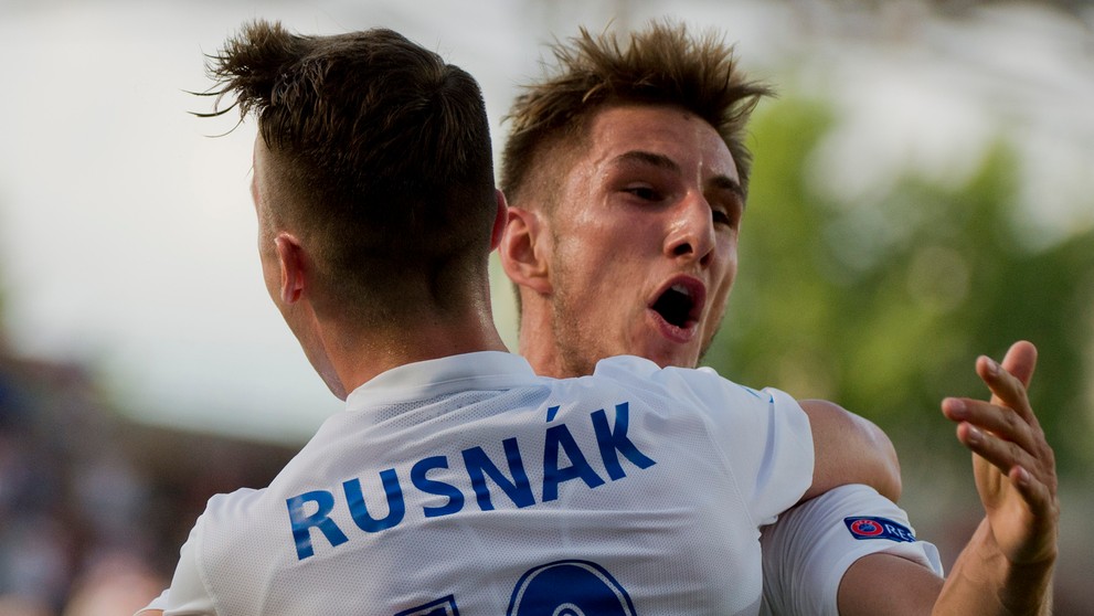 Radosť Alberta Rusnáka (vľavo) a strelca Martina Chriena po góle v zápase proti Anglicku na ME 21.