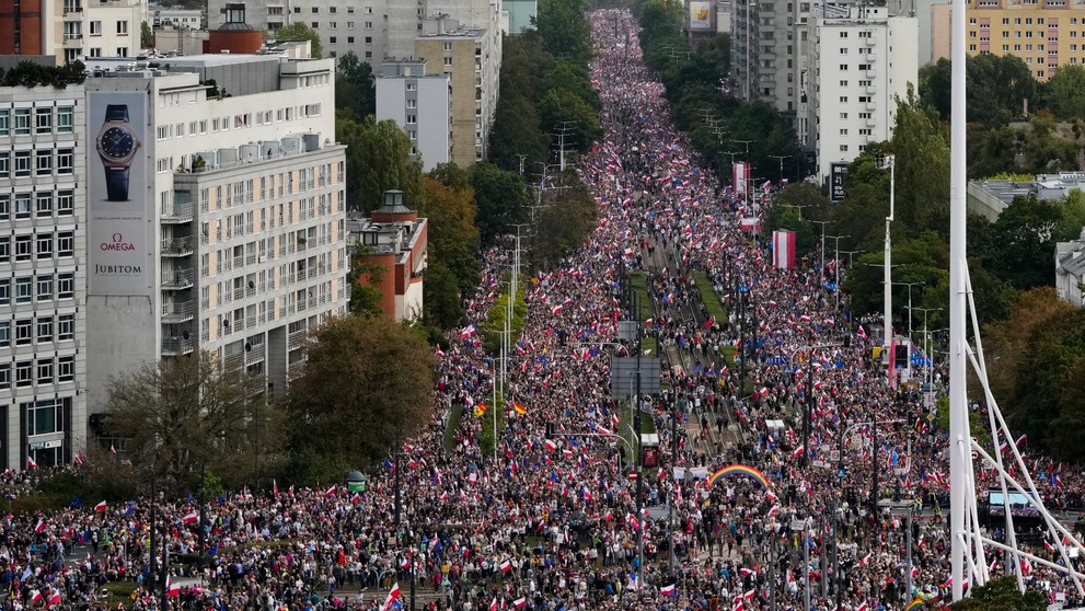 Protivládna demonštrácia v centre Varšavy