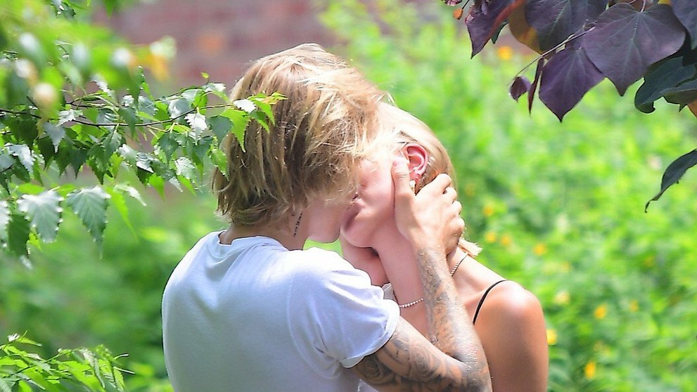 Justin Bieber je po mesiaci randenia zasnúbený. Toto je jeho vyvolená