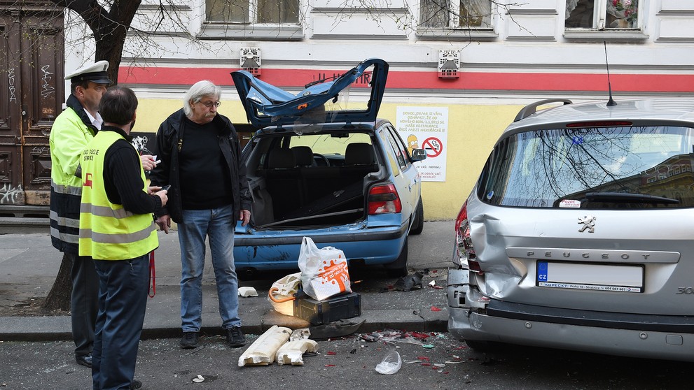 Nešťastný majiteľ auta s policajtami.