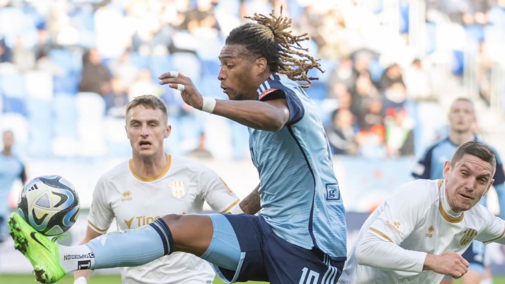 Uprostred Gerson Rodrigues (Slovan), vľavo Samuel Suľa a vpravo Karol Mezsáros (Zl. Moravce) v 20. kole Niké ligy.