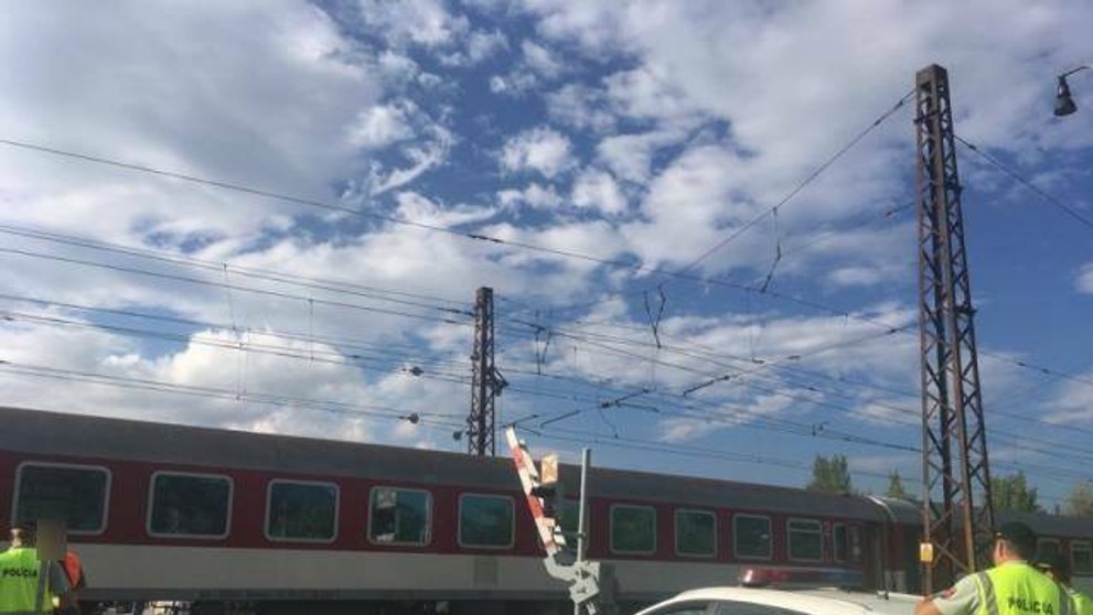 Kamión sa zasekol medzi závorami, oproti sa vyrútil rýchlik 