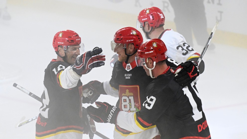 Peter Bondra, Marián Hossa a Jonathan Toews počas rozlúčkového zápasu Mariána Hossu - Goodbye Game 81