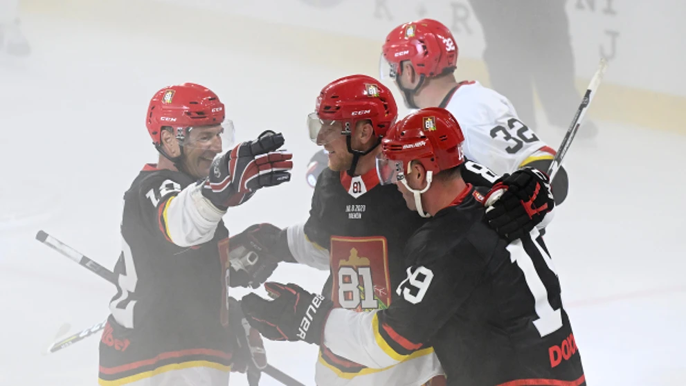 Peter Bondra, Marián Hossa a Jonathan Toews počas rozlúčkového zápasu Mariána Hossu - Goodbye Game 81