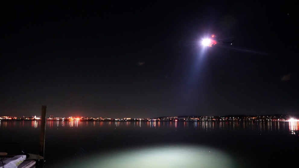 Vrtuľník na rieke Potomac neďaleko Národného letiska Ronalda Reagana vo Washingtone.