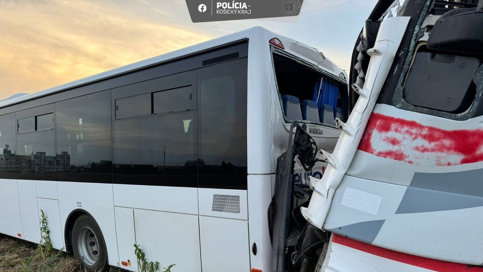 Zrážka kamiónu s autobusom na východe